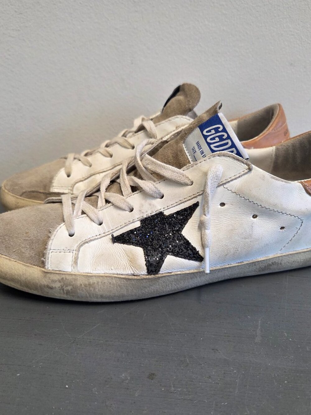 Golden Goose Womens Super-Star Classis Leather Sneakers, EU 39, USA 8.5 - 9